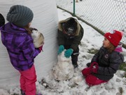 Hrajeme si se sněhem a pomáháme